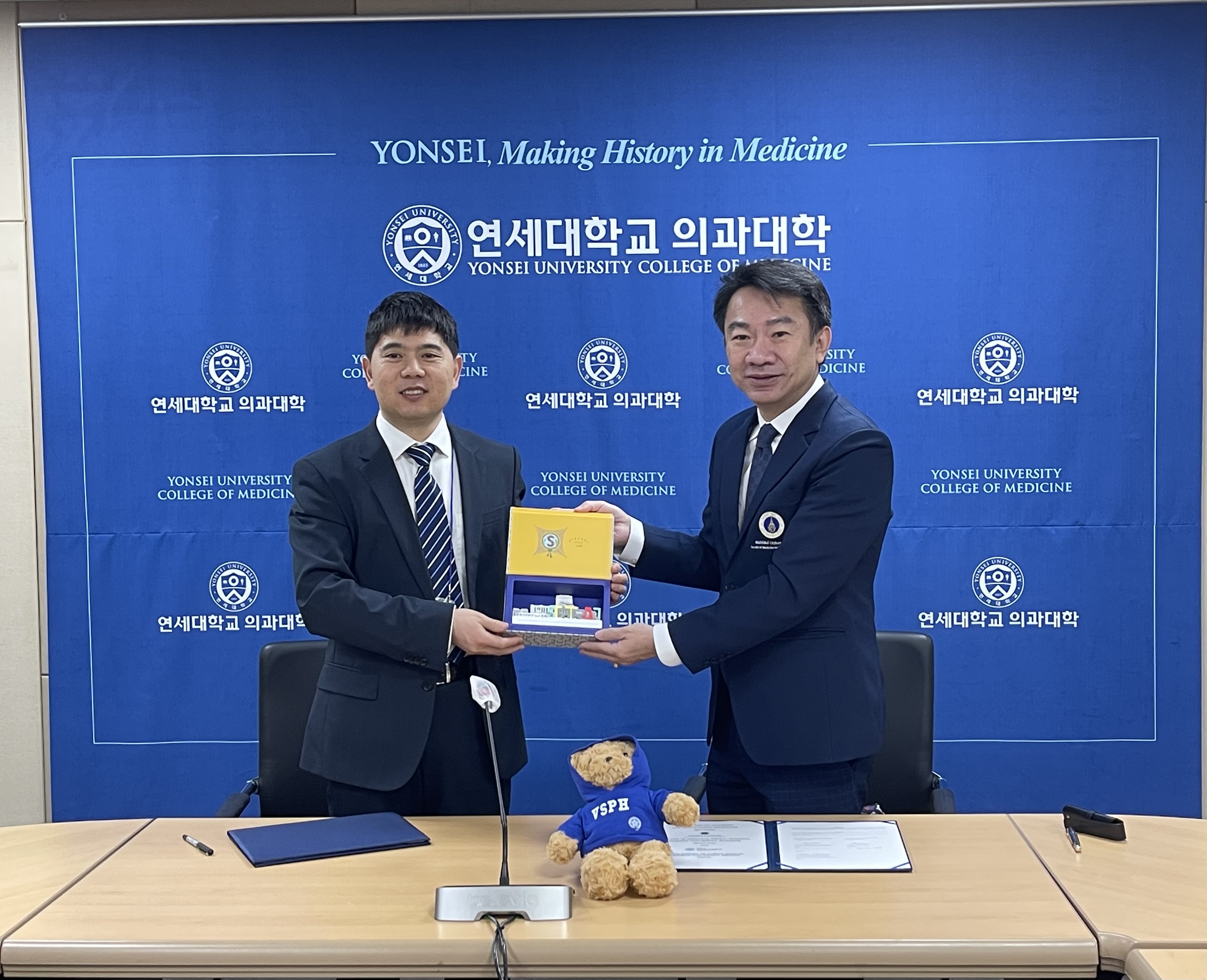 清华万科卫健av自拍与泰国玛希隆大学医学部诗里拉吉医院签订学生交换协议