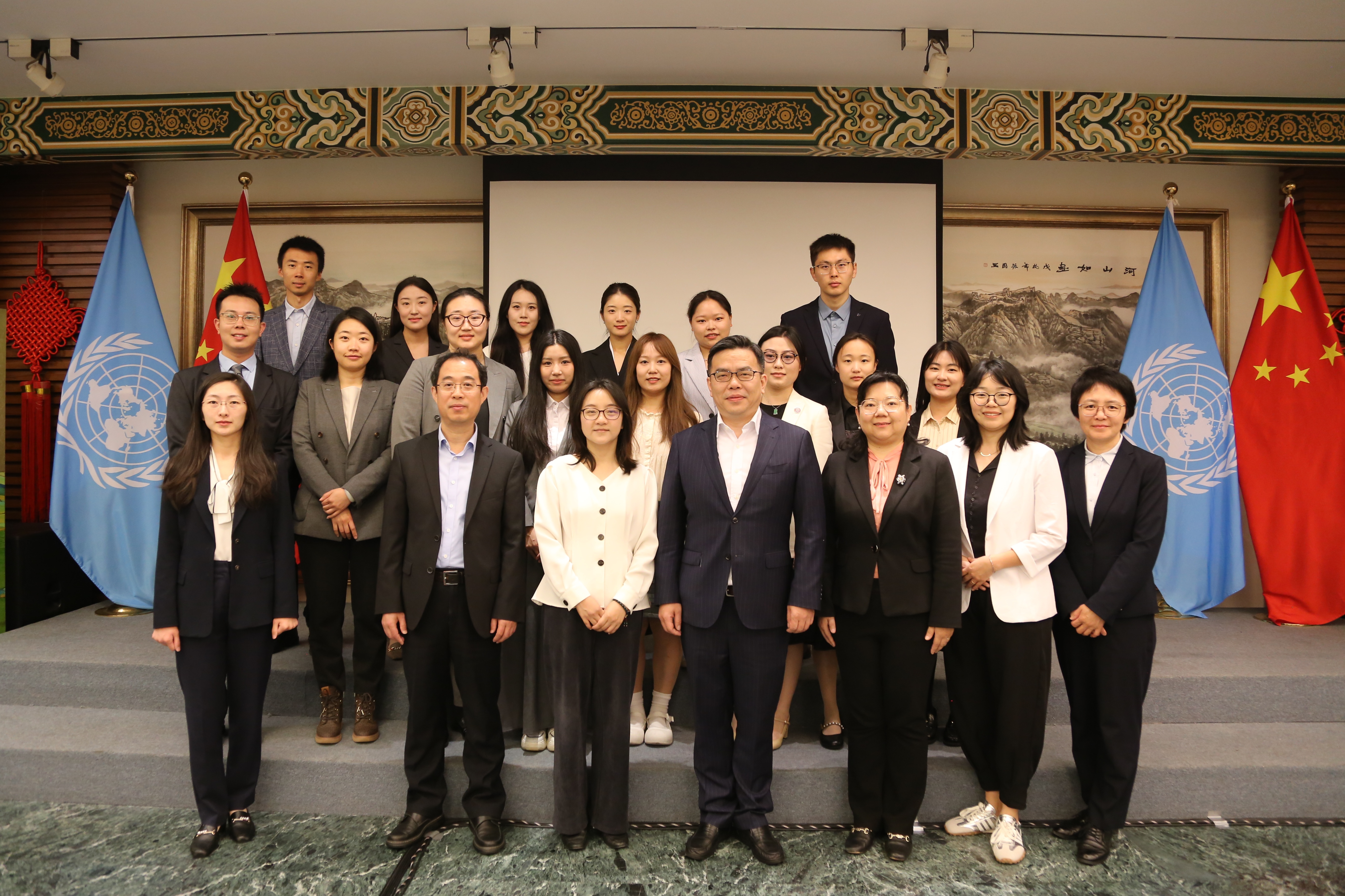 中国常驻日内瓦代表团青年外交官对话清华万科卫健av自拍学生团